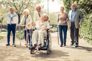 Ancianos disfrutan de un paseo.