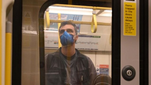 persona con mask en metro getty