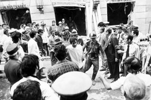 EVACUACIÓN DE LAS VICTIMAS DE LA EXPLOSIÓN POR EL ATENTADO DE ETA EN 1974