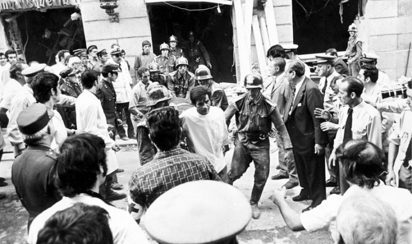 EVACUACIÓN DE LAS VICTIMAS DE LA EXPLOSIÓN POR EL ATENTADO DE ETA EN 1974