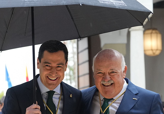 El presidente de la Junta, Moreno Bonilla, y Jesús Aguirre, presidente del Parlamento andaluz